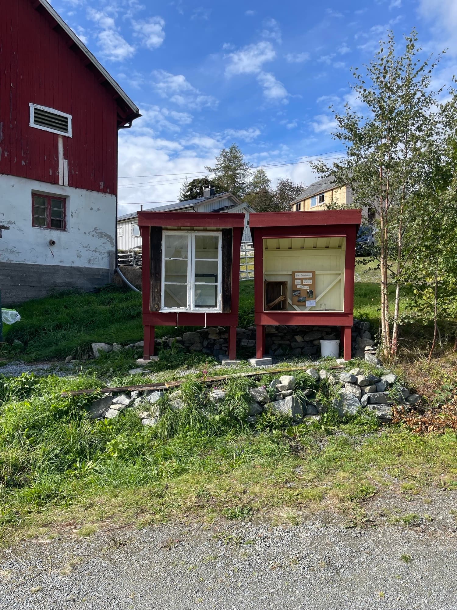 Selvbetjent gårdsutsalg ved låven.